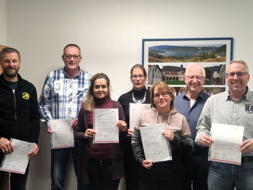 v.l. Renè Heusser (Schützenverein Bärstadt), Frank Weber (SV Esch), Silvia Leder (TC Hallgarten), Iris Kaimer-Palm (TS Kiedrich) Sabine Assenheimer (TV Niederseelbach) Manfred Schmidt (Ehrenvors. SK) Roland Zentner (TV Oestrich).     Bild: Andrea Heusser