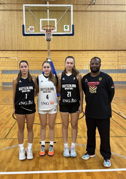 Dilara Özdemir (TV Hofheim), Valentina Beising und Emily Haux (beide HTG Bad Homburg) kämpfen um einen Platz in der U16-Nationalmannschaft    Bild: Eberhard Spissinger