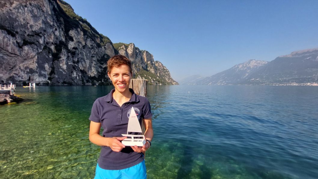 Eva Deichmann am Gardasee. Große Freude über die Trophäe der besten Apprentice-Dame.    Bild: Deichmann