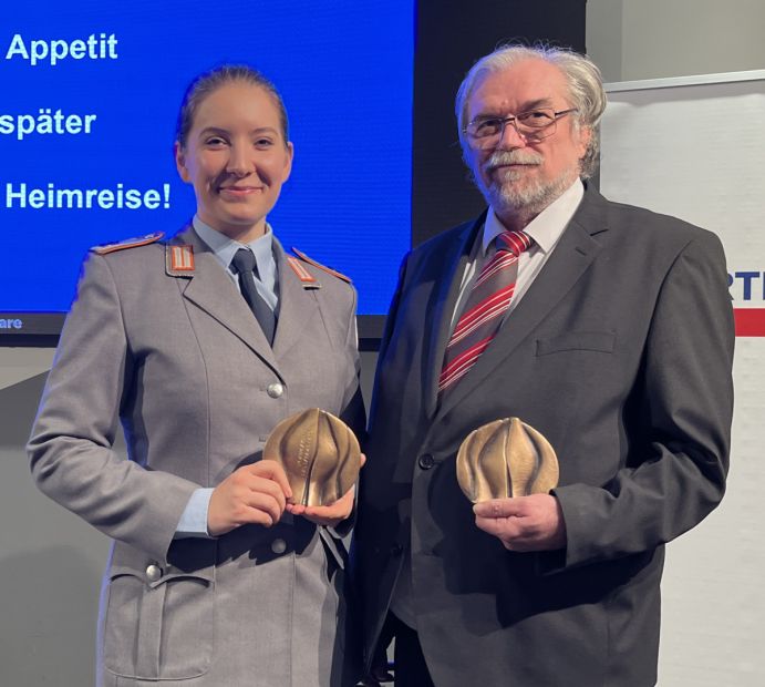 Sportschützin Doreen Vennekamp und der Sportleiter des Hessischen Schützenverbandes Otmar Martin wurden mit der Sportplakette des Landes Hessen ausgezeichnet.     Bild: Thomas Stumpf