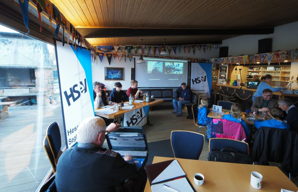 Ein Blick in den festlich geschmückten Saal im Segelclub Inheiden.    Bild: Robert Heinbücher