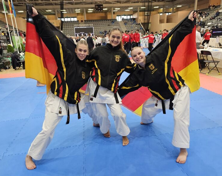 V.l.: Julie Stevens, Patricia Hebbel, Natalie Jürgensmann    Bild: Deutscher Karate Verband