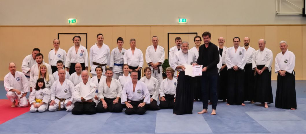 Teilnehmer des Aikido-Landeslehrgangs mit Joe Eppler, 6. Dan Aikido    Bild: Aikido-Club Niedernhausen e.V.