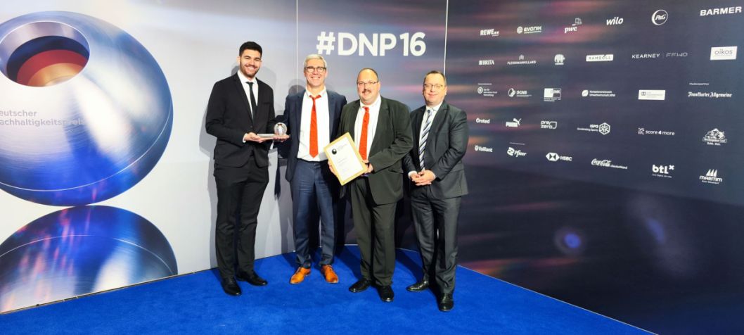 Stolze Gewinner des Deutschen Nachaltigkeitspreises (von links): Malik Walters, Jens Pr&uuml;ller, Frank Gr&uuml;bl und Andreas Klages.
    Bild: DNP