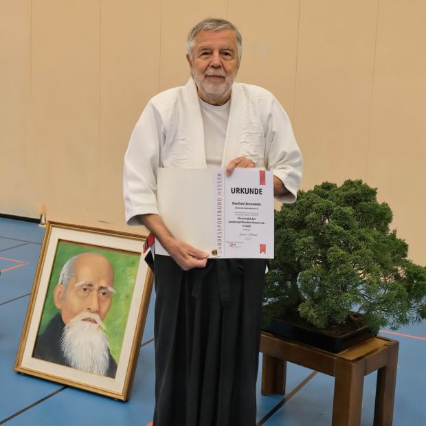 Manfred Jennewein mit Eherennadel des Landessportbundes Hessen    Bild: Aikido-Club Niedernhausen e.V.