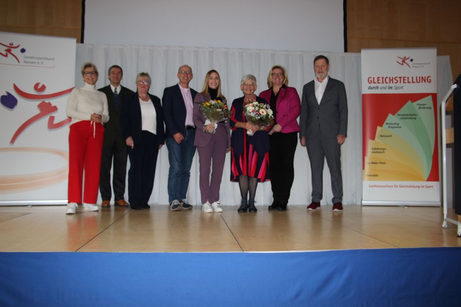 Stahlende Gesichter: Die Preistr&auml;gerinnen Sophie Wachter und Magdalena Weidner (mit Blumen) zusammen mit (v.l.) Laudatorin Dagmar Schmitt-Merkl, Dr. J&ouml;rg M&ouml;ller (VorsitzenderSportkreis Werra-Mei&szlig;ner), Brigitte Senftleben (Vorsitzende Landesausschuss Gleichstellung im Sport), Ulrich M&uuml;ller (Pr&auml;sident Hessischer Turnverband), lsb h- Pr&auml;sidentin Juliane Kuhlmann und Reinhard Schmidt-Eckhardt (Pr&auml;sident Hessischer Fachverband f&uuml;r Karate).
    Bild: lsb h/lsb h