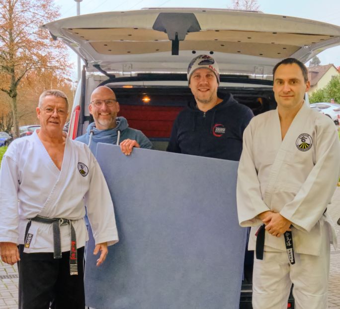 Großzügige Mattenspende von Verein zu Verein    Bild: Aikido-Club Niedernhausen e.V.