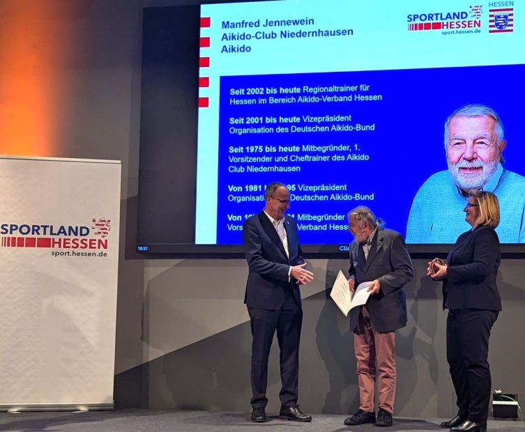 Peter Beuth und Juliane Kuhlmann überreichen Manfred Jennewein die Sportplakette des Landes Hessen    Bild: Aikido-Club Niedernhausen e.V.