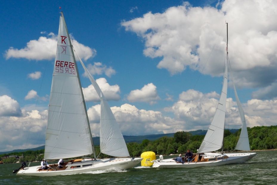 Yachten bei der Wende um die Regattatonne vor Walluf    Bild: SCR