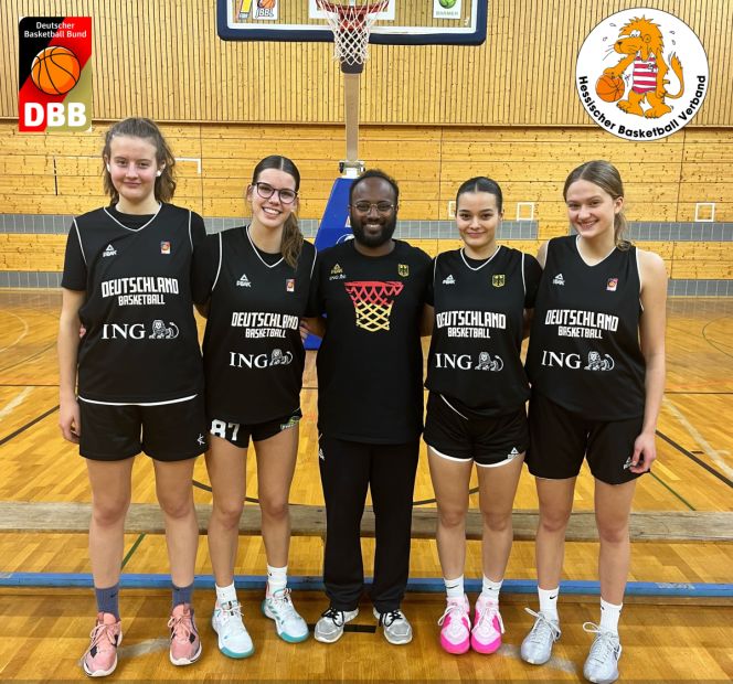 Mit Hanna Adaszewska (BC Marburg), Hannah Kruse (TSV Grünberg), Antonia Schütze (Rhein-Main Baskets) und Finja Heubel (HTG Bad Homburg) wurden vier hessische Spielerinnen zum DBB U18-Nominierungslehrgang (18.-22.12.2023) nach Heidelberg eingeladen.
Saymon Engler war in Heidelberg Mitglied im DBB-Trainerteam    Bild: Spissinger