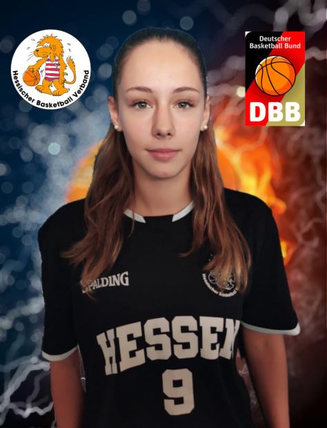 Dilara Özdemir absolvierte zum Jahresende auf Ibiza zwei Länderspiele mit der deutschen U16-Nationalmannschaft.
Zwar musste sich die DBB-Auswahl gegen Spanien (52:71) und Polen (54:62) geschlagen geben, doch für die Frankfurterin waren ihren beiden ersten Einsätze für Deutschland ein riesen Erlebnis.
Özdemir, die im vergangenen Sommer von der Frankfurter Eintracht zum TV Hofheim wechselte, konnte sich in beiden Spiele (Spanien 2/ Polen 😎 in die Scorerinnenliste eintragen und kämpft nun um einen Platz im EM-Kader.    Bild: Spissinger