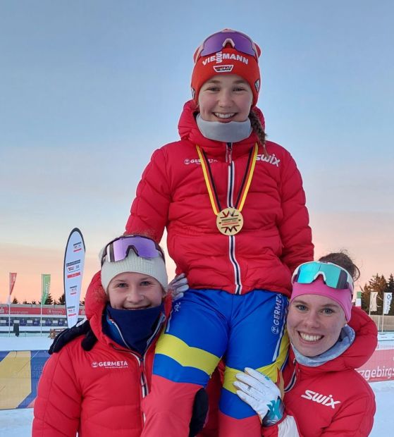 Marie Keudel (Mitte) mit ihren Willinger Teamkolleginnen Rika Schulze (l.) und Marie Hubl (r.)    Bild: privat