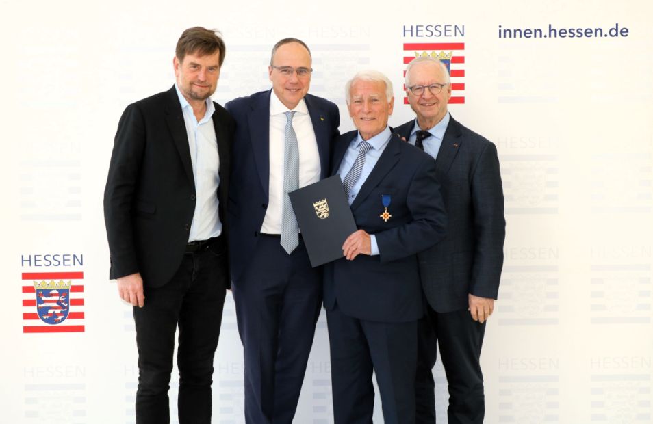 v.l. Sportkreisvorsitzender Markus Jestaedt, Peter Beuth (Minister des Innern und für Sport), Helmut Heisen (Preisträger und 2. Vorsitzender Sportkreis), Manfred Schmidt (Ehrenvorsitzender Sportkreis)    Bild: HMdIS