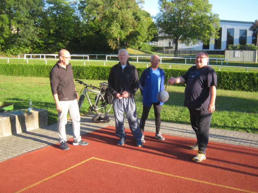 Raymond Gerbig (rechts) vom KSV Michelstadt bei einem der letzten Versuche beim Schleuderball    Bild: Klaus-Dieter Neumann