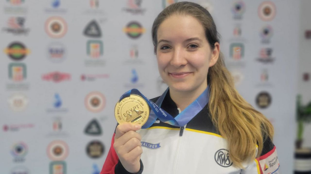 Doreen Vennekamp mit der Goldmedaille für ihren Weltcupsieg in Kairo.    Foto: DSB / Monika Karsch