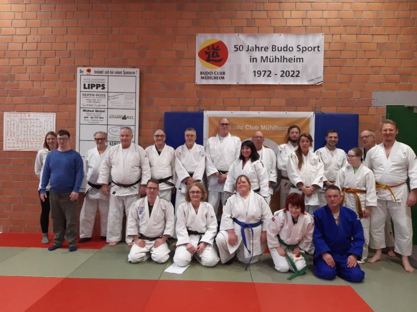 Gruppenbild ID-Judo-Lehrgang in Mühlheim    Bild: Helga Hofmann