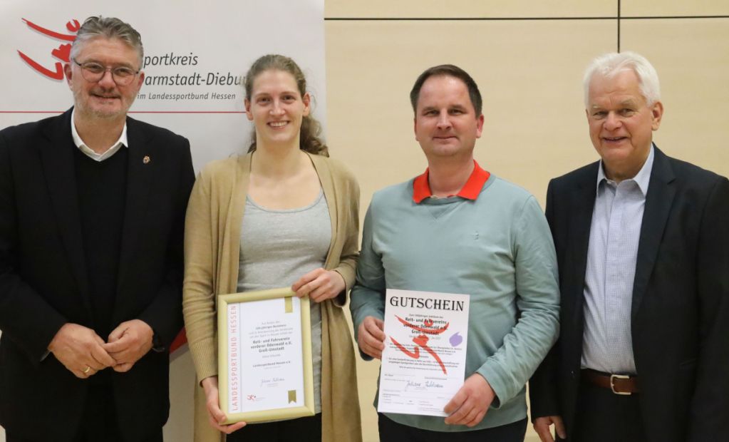 Die Vertreter des Reit- und Fahrvereins vorderer Odenwald erhalten die Urkunde zum 100-jährigen Jubiläum und einen Gutschein    Bild: Werner Wabnitz