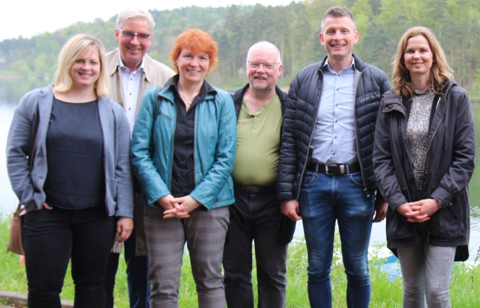 Britta Steffen war der Promigast des Sportkreises Waldeck-Frankenberg  beim Sportdialog Schwimmen  im Mai 2023. Das Foto zeigt die Doppel-Olympiasiegerin von Peking (rechts) mit (von links) den Präsidiumsmitgliedern des Landessportbunds  Annika Mehlhorn, Uwe Steuber und Katja Köhler-Nachtnebel sowie Axel Dietrich vom Hessischen Schwimmverband und Matthias Schäfer, Leiter Landkreis-Fachdienst Sport.    Bild: Gerhard Menkel