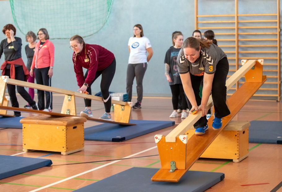 Sieht man gleich: eine Bewegungsbaustelle. Ausschnitt aus dem Seminar der Sportjugend Waldeck-Frankenberg.    Bild: Artur Worobiow