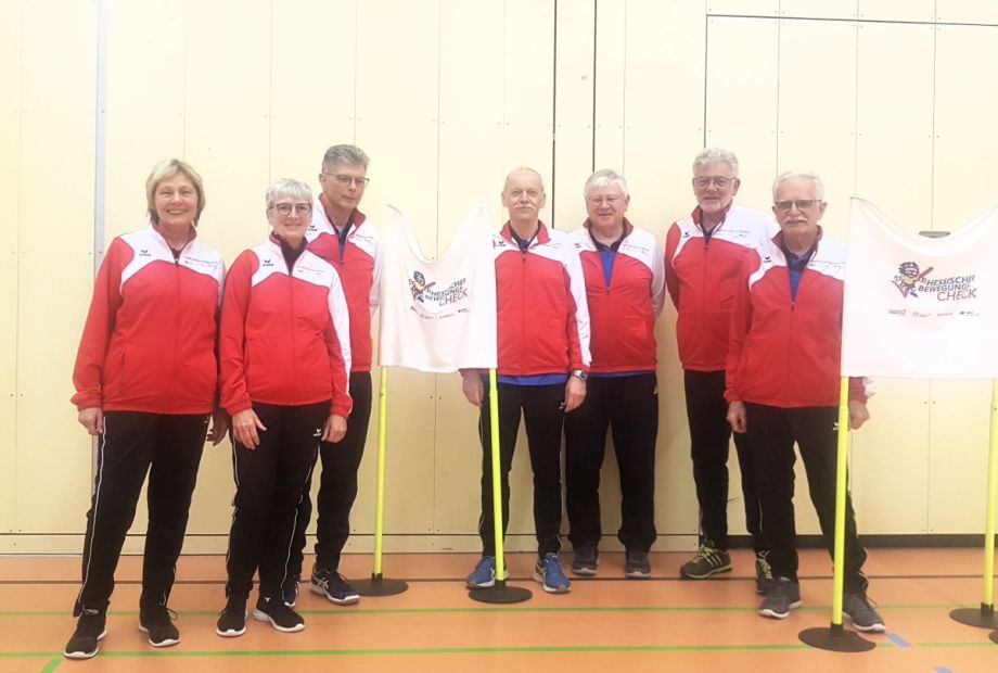 Der „harten Kern“ des Teams während einer kleinen Pause in Görsroth; von links: Gabi Ulbricht, Ursel und Theo Zimmermann, Karl-Heinz Cramer, Gerhard Müller, Willibald Ruhfaß und Hans Salzig.     Bild: K. König