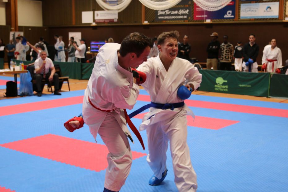 Rechts: Wlad Scharf: Kumite    Bild: HFK