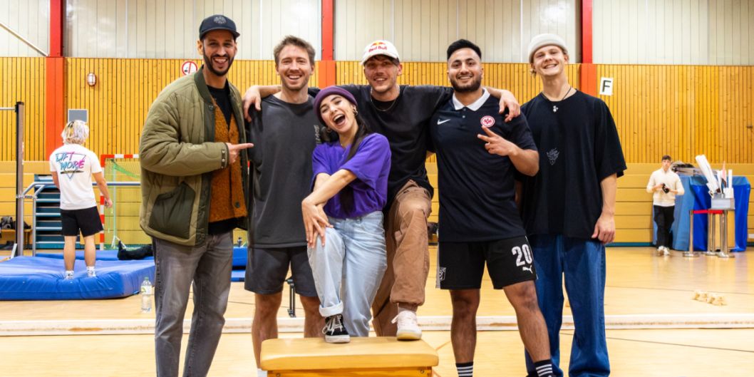 ...und mit der Eintracht sowie der Sporthilfe-Marke "Our House" wurden Parkour-Stationen überwunden.    Bild: Florian Wiegand