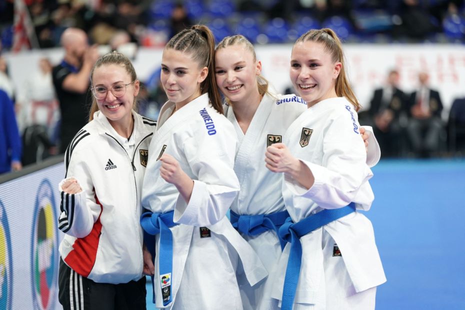 V.l.: Christine Bernstein (Bundesassistenztrainerin Kata), Julie Stevens, Annika Jürgensmann und Clara Ewald    Bild: Karategallery