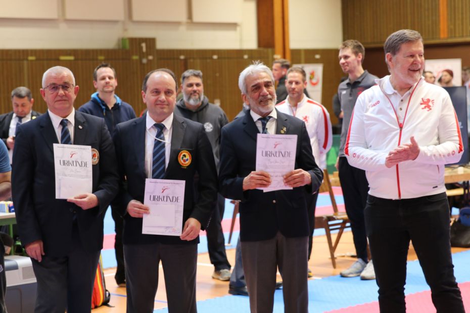 V.l.: Peter Bancov, Faruk Bayraktar, Dr. Bijan Gahzi-Bajat, Reinhard Schmidt-Eckhardt (Präsident des HFK)

    Bild: HFK