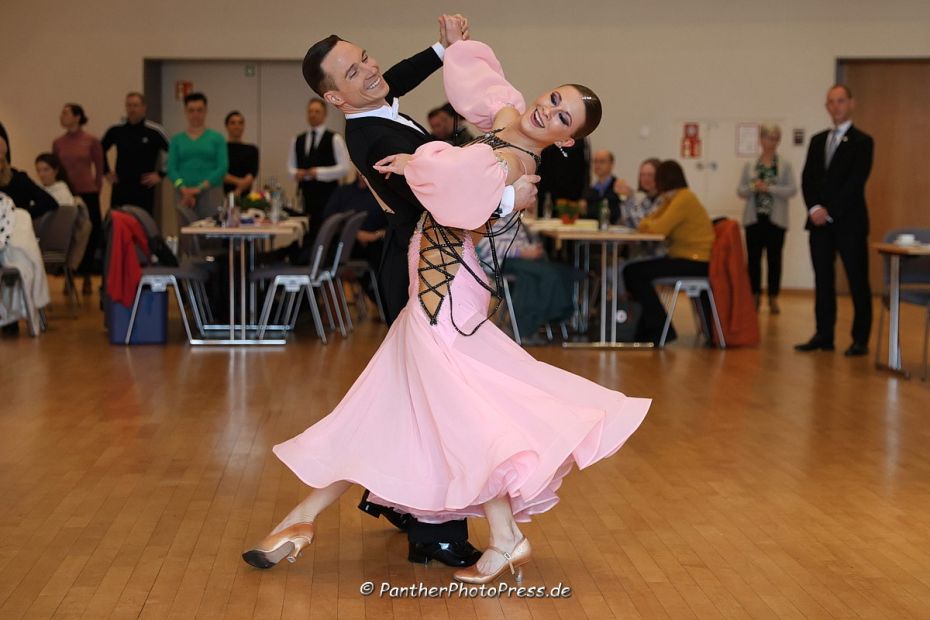 Kristof Zsolt und Daniela Paul (TC Der Frankfurter Kreis), Hessische Meister der Masters I S-Standard    Bild: Robert Panther