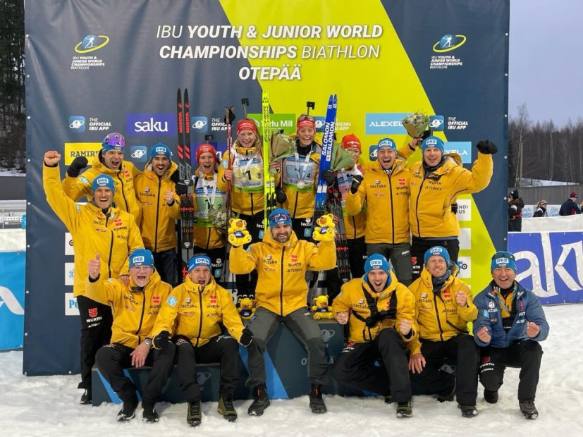 Linus Kesper (stehend, Vierter v.l.) mit dem DSV-Team nach der Siegerehrung für den Mixed-Team-Wettkampf    Bild: DSV