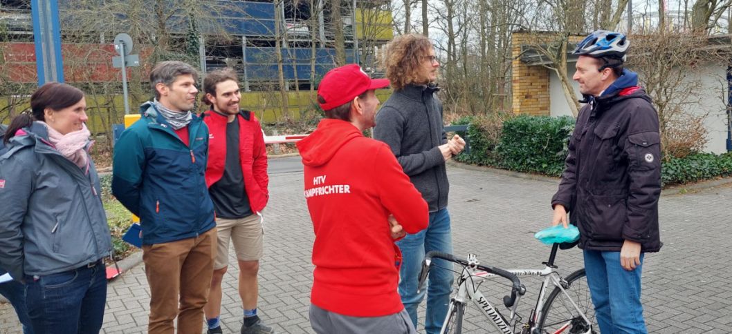 18 Jugendränder von Eintracht Frankfurt Triathlon dienten den angehenden Landeskampfrichtern zu Lernzwecken.    Bild: Ralf Stolz