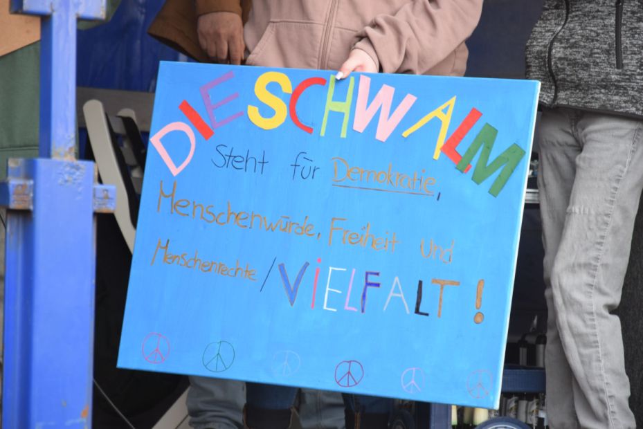 Schülerinnen und Schüler mit einem selbst gestalteten Plakat    Bild: Günter Brandt