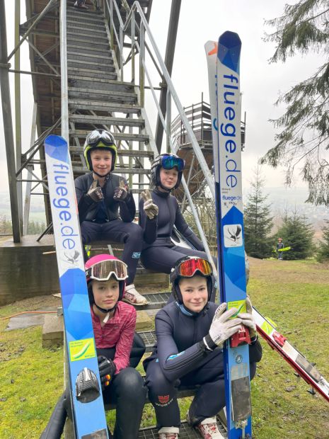 Das hessische Skisprungteam in Rodewisch: Ben Mungenast, Anna Gröticke (oben v.l.), Britta Kühne, Steffen Lingnau (unten v.l.)