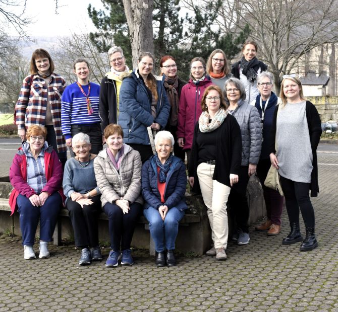 Teilnehmerinnen der Fortbildung mit Referentin Dr. Andrea Fink-Jacob,      Bild: Sportkreis Werra-Meißner