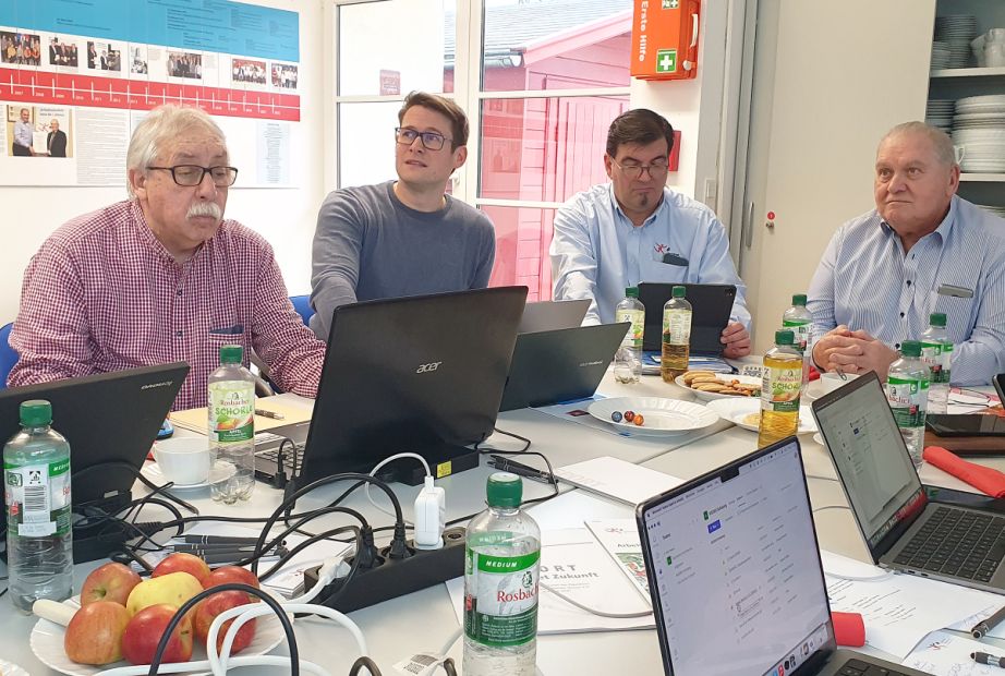 Konzentriert bei der Sache: Bernhard Schmidt, Referent Thorsten Lenz, Renzo Secchi und Sportkreis-Vorsitzender Norbert Möller (von links) während der Klausurtagung zum Thema Microsoft 365.    Bild: Gerhard Strohmann