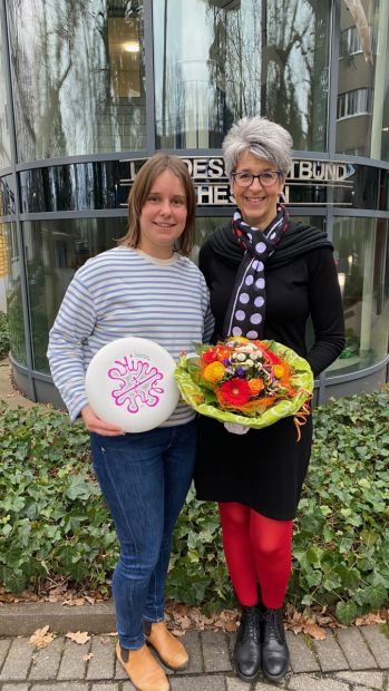 Jana Froese (links), Teilnehmerin des Mentoring-Programms des Landessportbundes Hessen, zusammen mit ihrer Mentorin Tanja Frank, der Präsidentin des Hessischen Schützenverbandes.     Bild: HSV/privat