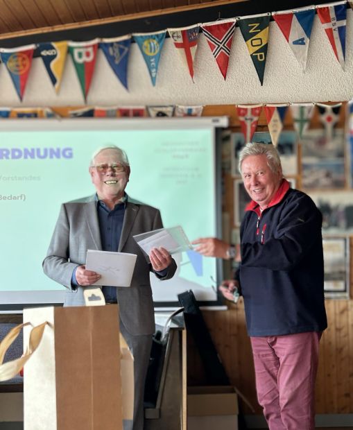Klaus-Dieter Lachmann bedankt sich bei Günther Probst (links) für sein langjähriges Engagement.    Bild: Ulrike Falkenstein