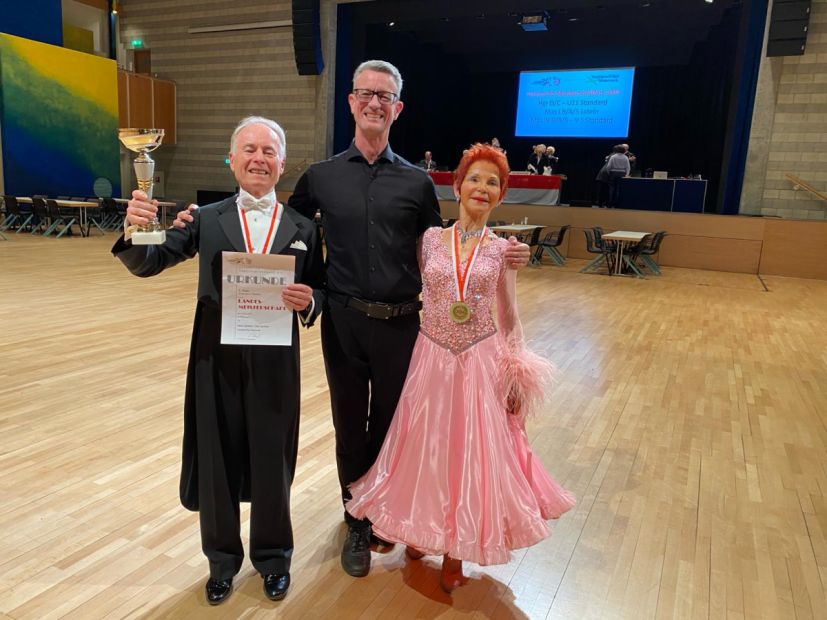 TSC-Trainer Patrick Zimmermann freute sich mit Heinz und Ilse
Ländner über die erfolgreiche Titelverteidigung und gehörte zu den ersten Gratulanten.    Bild: privat