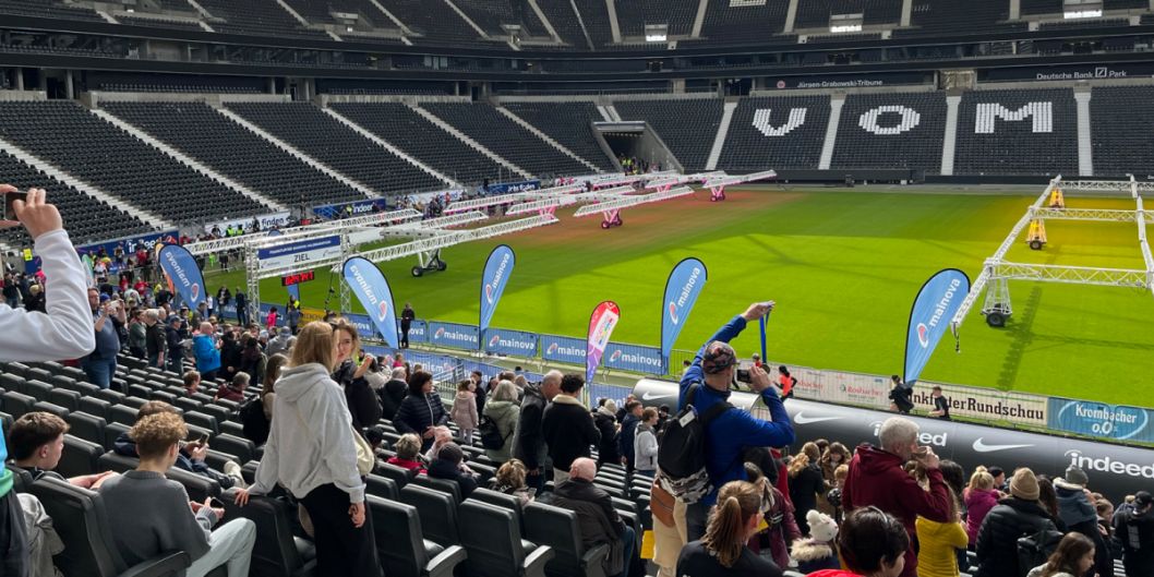 Dort startete und endete der rund  21,0975 km lange Lauf.    Bild: Sportkreis Frankfurt, Kerstin Heimberg