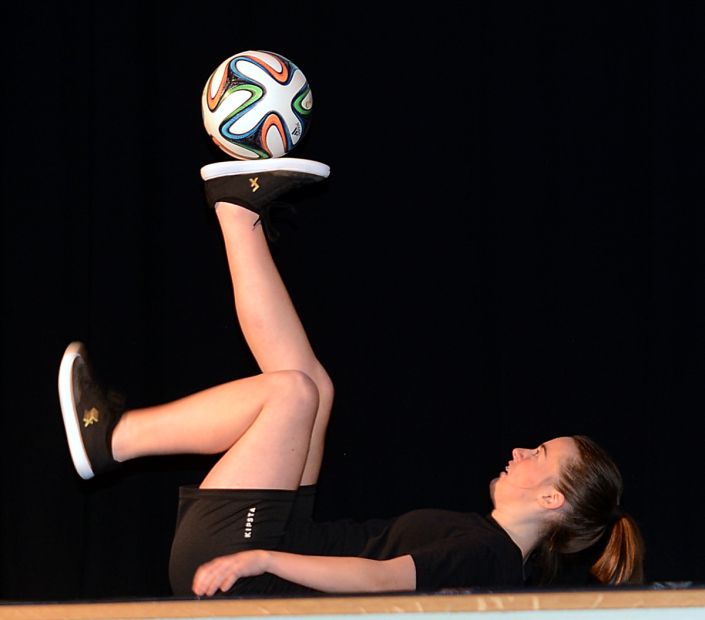 Die Trickfußballerin Maya Becker zeigte einige Kunststücke aus Ihrem reichhaltigen Repertoire.    FOTO: MICHELMANN