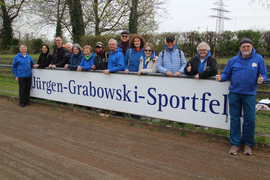 Wie in jedem Jahr treffen sich die Prüferinnen und Prüfer schon vor dem eigentlichen Saisonstart auf dem Biebricher Jürgen-Grabowski-Sportfeld, um erste Übungen für das Sportabzeichen zu absolvieren.    Bild: Sportkreis Wiesbaden