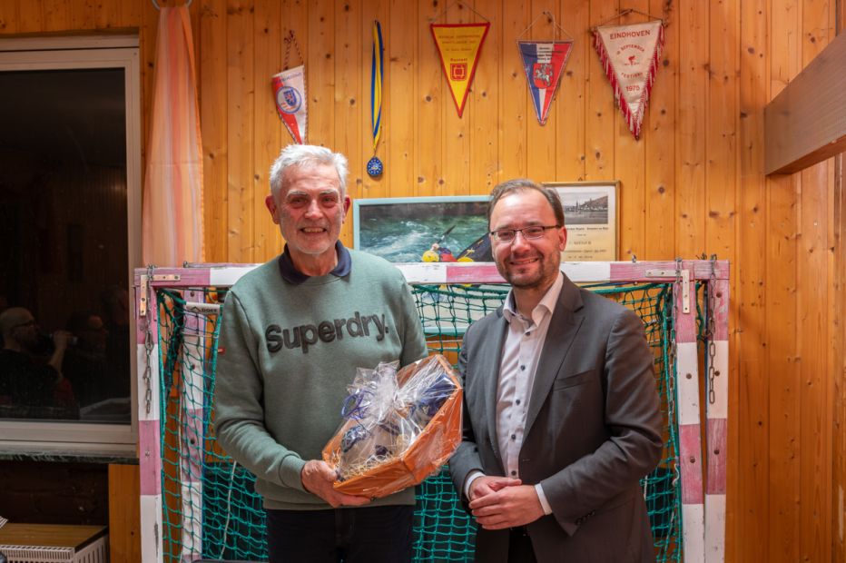 Joachim Trach (links) erhält in Anerkennung seiner jahrelangen Vorstandstätigkeit einen Präsentkorb von  Bürgermeister Dr. Alexander Krey    Bild: Thomas Häusser