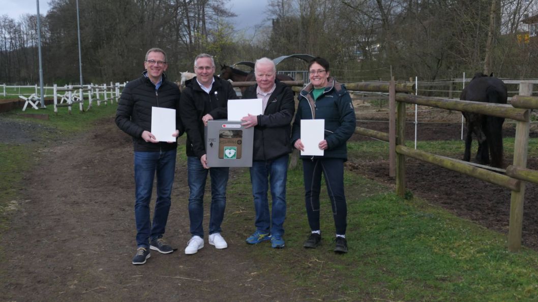 Sportkreisvorsitzender Werner Eifert (2. v. rechts) übergab an Claudia Pröscher (rechts) sowie (von links) Matthias Kraus und Oliver Gerch Bewilligungsbescheide des Landessportbundes in Höhe von insgesamt 5.916 Euro.    Foto: Stock