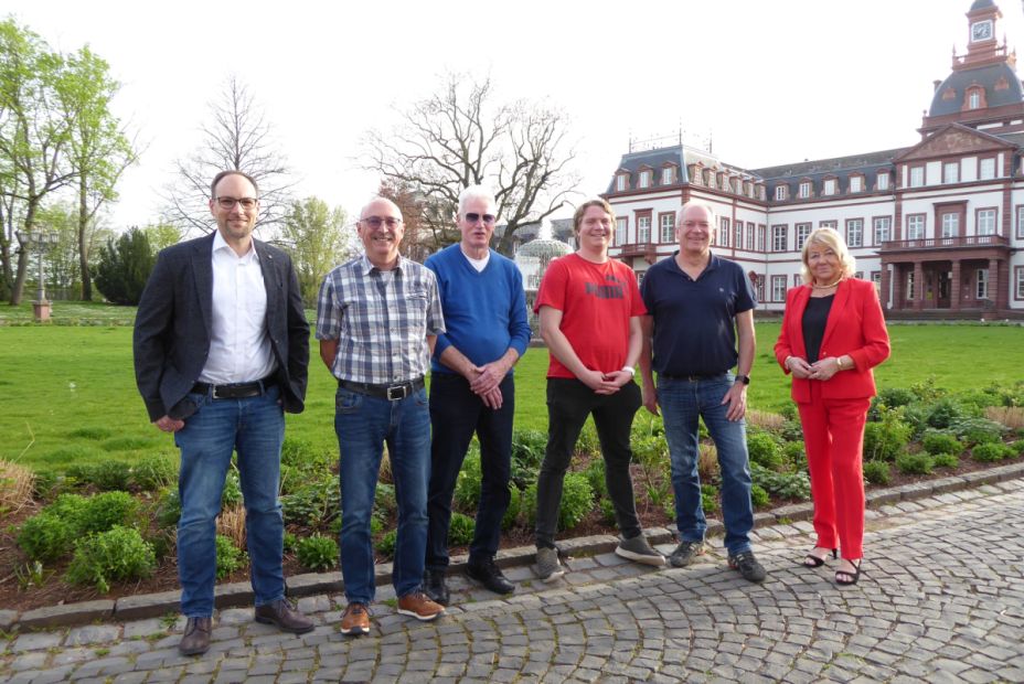 Vertreter der Vereine zusammen mit Sieglinde Weber, stellvertretende Vorsitzende des Sportkreises Main-Kinzig e.V.    Bild: Sportkreis Main-Kinzig e.V.