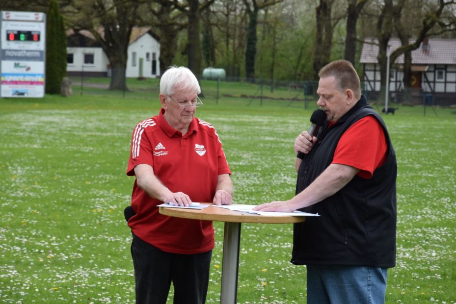 Die Vorsitzenden Ulrich Manthei (v. links) und Uwe Herkt führten durch die Einweihungsfeier     Bild: Günter Brandt