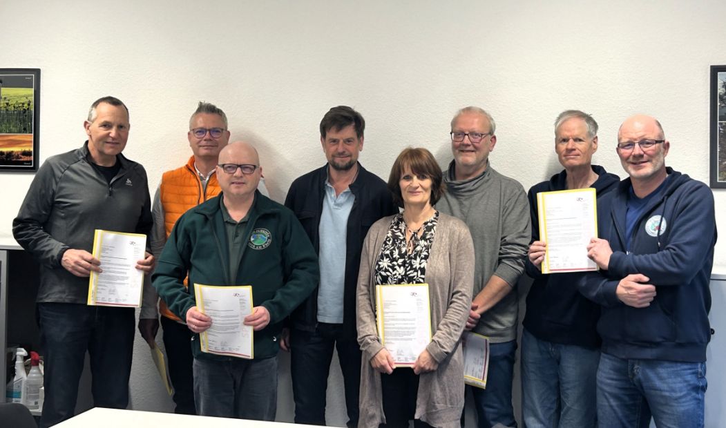 v.l. Werner Freimuth (TG Mittelheim), Alexander Wolf (TV Michelbach), Jörg Diedler (Schützenverein Lorch), Markus Jestaedt, Brigitta Söhn (TG Johannisberg), Peter Noack (SV Neuhof, Michael Ruff und Christoph Kremer (Rheingau Schwimmclub Eltville)    Bild: Sportkreis, Markus Jestaedt