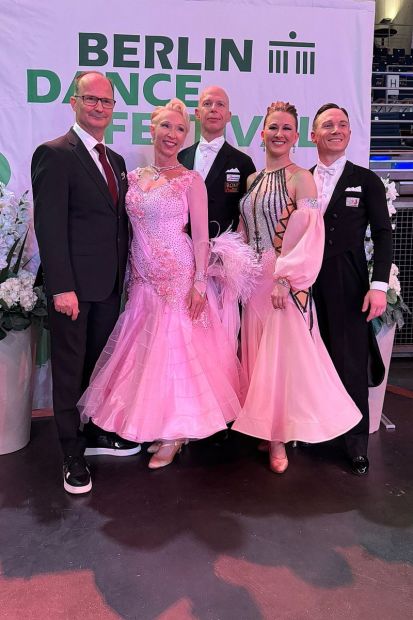 Trainer Fred Jörgens mit Thomas und Susanne Schmidt sowie Kristof Zsolt und Daniela Paul    Bild: Jörgens