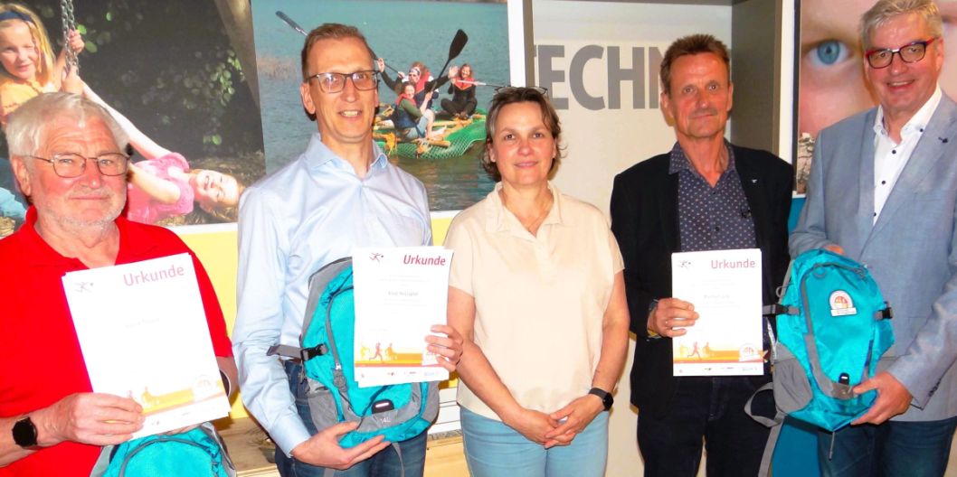 Langjährige Sportabzeichen-Prüfer wurden vom Sportkreis-Vorsitzenden Uwe Steuber (rechts) und Servicestellen-Leiterin Kerstin Mühlhausen (Mitte) geehrt: (von links) Horst Tillack, Knut Holzapfel und Manfred Zink.     Bild: Peter Bienhaus