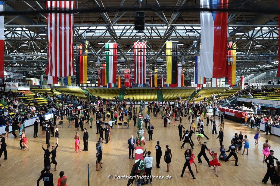 Buntes Treiben auf acht parallelen Tanzflächen der mit Parkett ausgelegten Eissporthalle    Bild: Robert Panther (www.PantherPhotoPress.de)