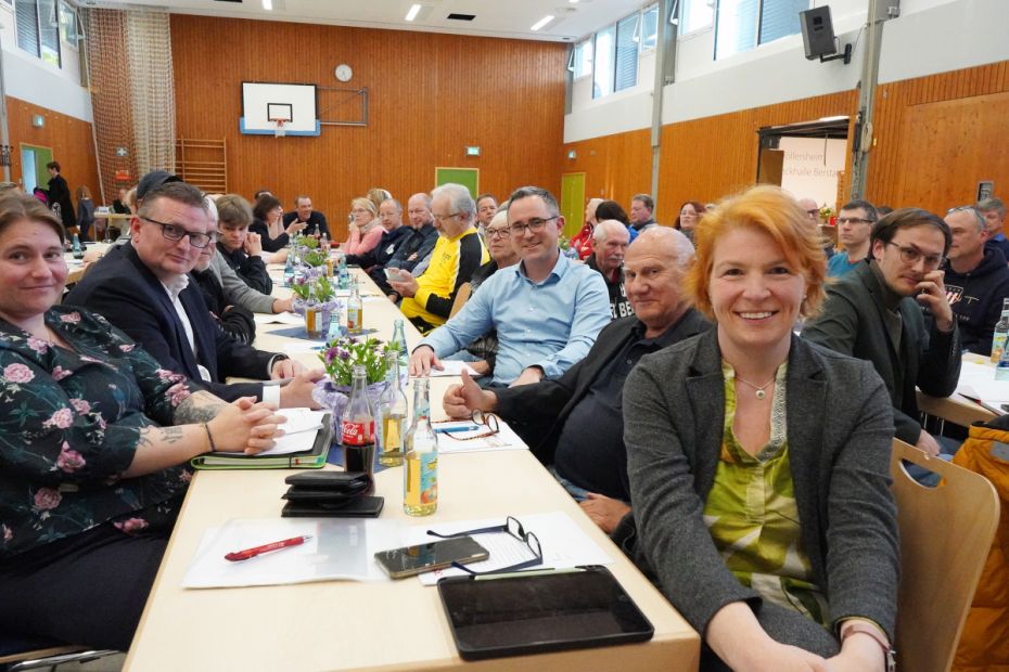 Mit viel Interesse verfolgten Vereinsvertreter und Gäste den Sportkreistag. Auf dem Foto vorne rechts Katja Köhler-Nachtnebel (Vizepräsidentin des Landessportbundes Hessen e.V.), dahinter Ralf Koch, (Vorsitzender Sportkreis Lahn-Dill), dahinter der Wölfersheimer Bürgermeister Eike See sowie Jörg Wagner (Vorsitzender Sportkreis Offenbach, 2. v. l.)    Bild: Ralf Wächter